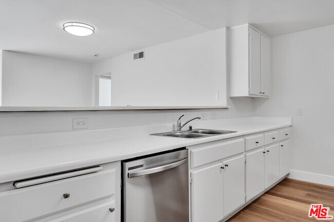 Photo - 2050 S Bentley Ave Unit 204