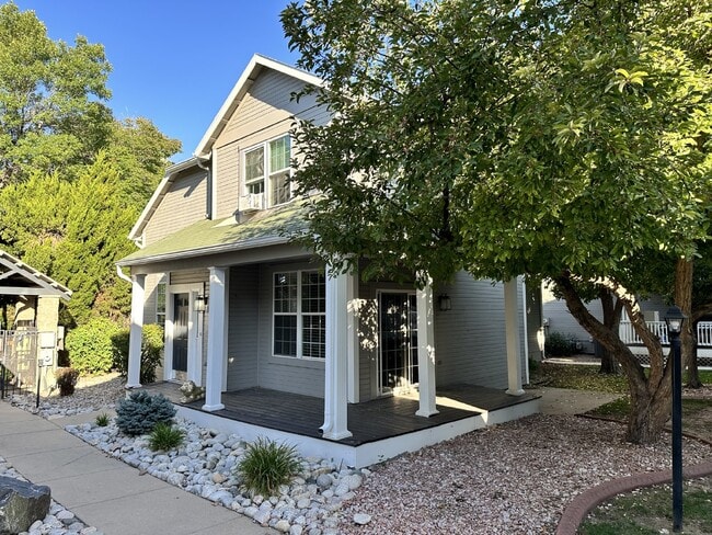 Photo - AVAILABLE JULY! Sleek modern townhome in the heart of Observatory Park Unidad 1