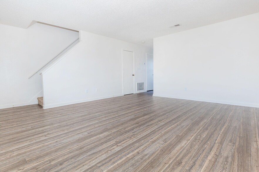 SPACIOUS LIVING ROOM IN GREENTREE POINTE APARTMENT