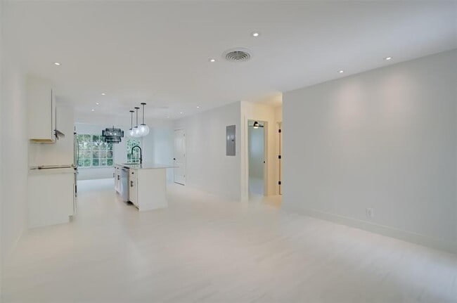 Photo - 820 NE 23rd Ave