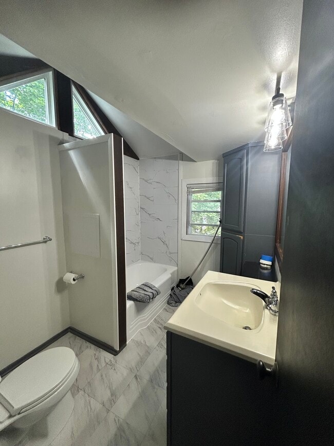 Photo - 2315 Fernwood Ave