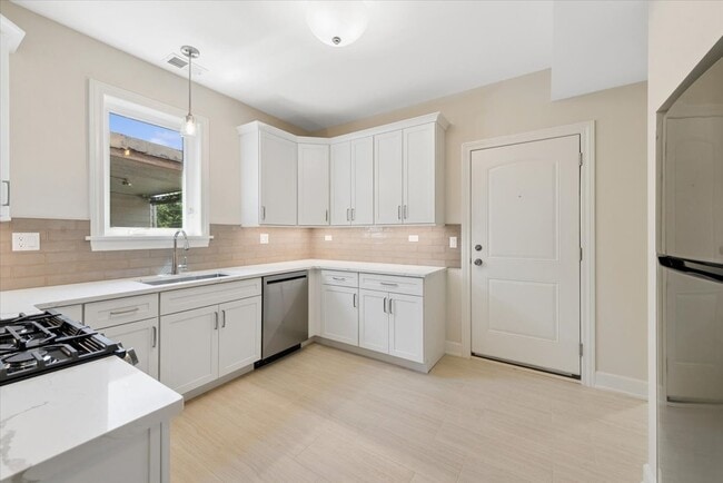Building Photo - 5028 N Mozart St Unit #2
