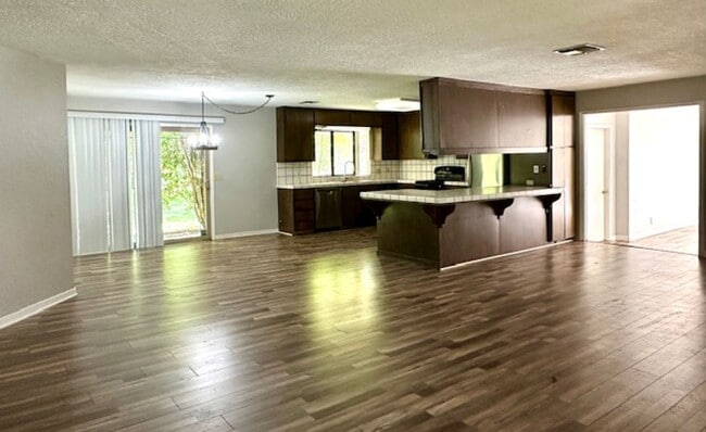 Photo - INCREDIBLE LOCATION!!! Quaint and Quiet and Roomy!