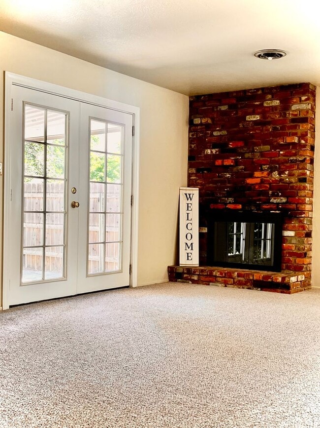 Photo - 3 Bedroom Home with a Backyard!!