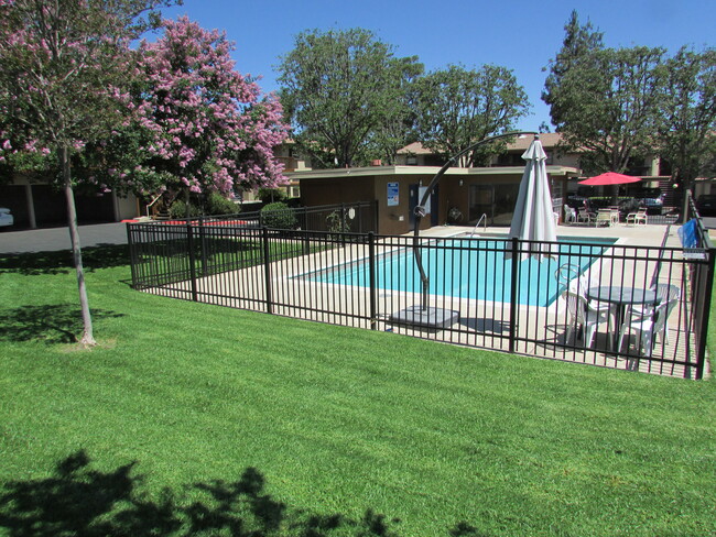 Nice common area with large pool. - 440 W Citracado Pkwy Townhome