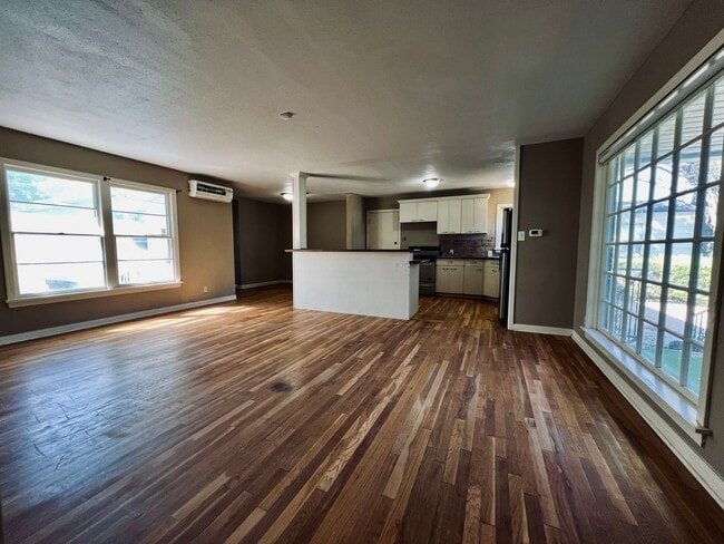 Photo - Large 4/2.5/1 Near Texas Tech with Extra Bonus Room