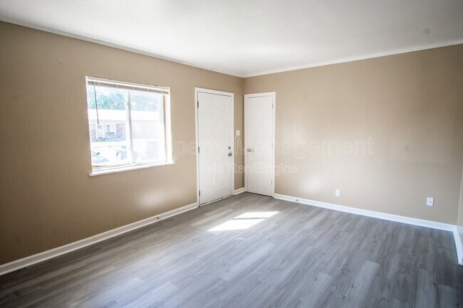 Photo - 113 Louella Dr