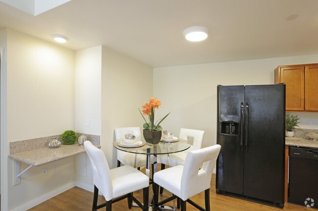 2 BR, 2 BA - 1000 SF