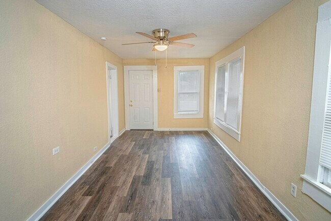 Photo - 1810 Burnet St