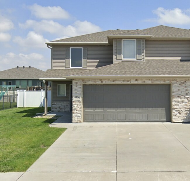 Photo - Newer 3-Bed Townhome in NW Columbus, attached double car garage and private back yard!