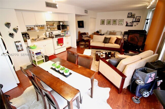 Building Photo - 900 Bay Dr E Unit 215