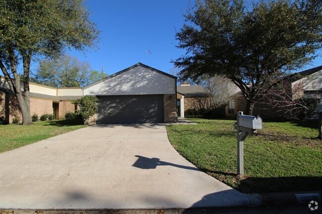 Building Photo - 16026 Bear Hill Dr Rental