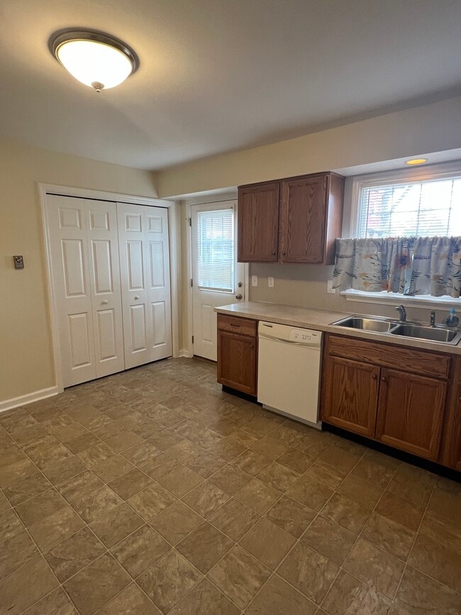 Photo - 122 E Coover St