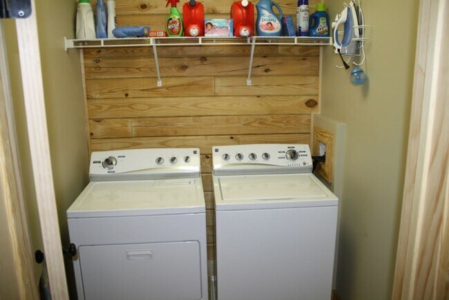 Photo - 6/1/2028 Move in - Student Housing 6 BR 3 Bath Log Cabin