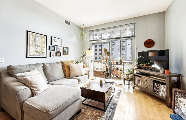 Building Photo - 309 W Washington Ave Unit 502