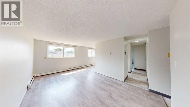 Photo - 9515-9100 100 Ave.