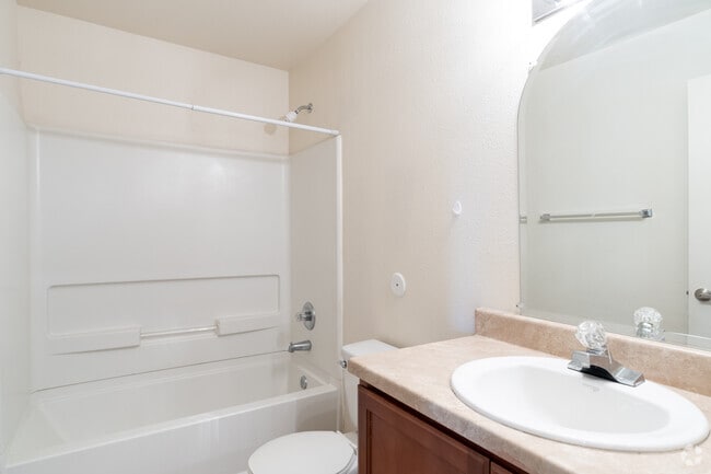 2BR, 2BA - 900SF - Second Bathroom