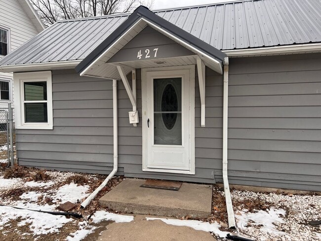 Building Photo - 2 bedroom home in Boone, fenced in yard, great for families!