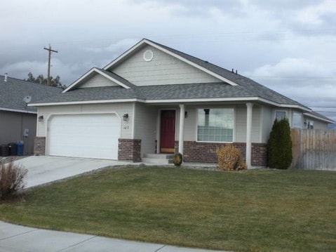 Building Photo - Spacious 3 Bed / 2 Bath - First Month's Rent Half-Off