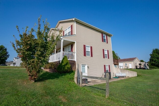 Photo - 650 Farmington Dr