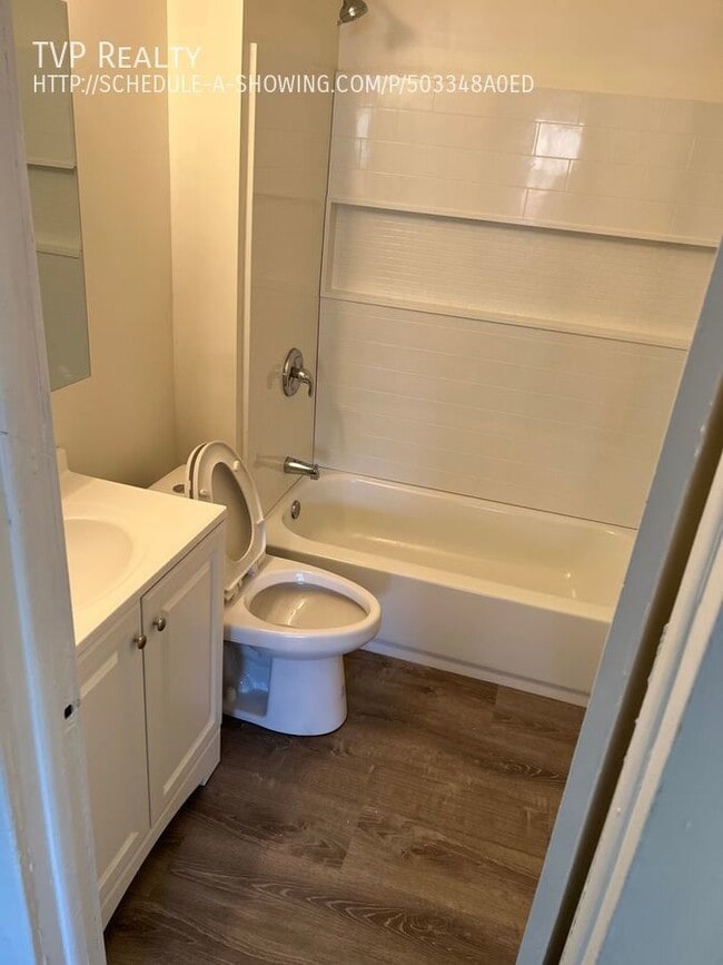 Photo - 1174 W 8th St