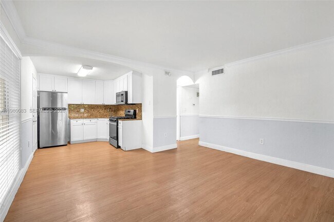 Building Photo - 3245 Virginia St Unit 1