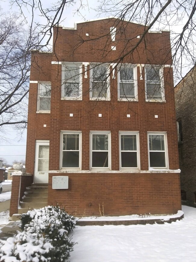 Front of Bldg - 1700 N Meade Ave Unit 2