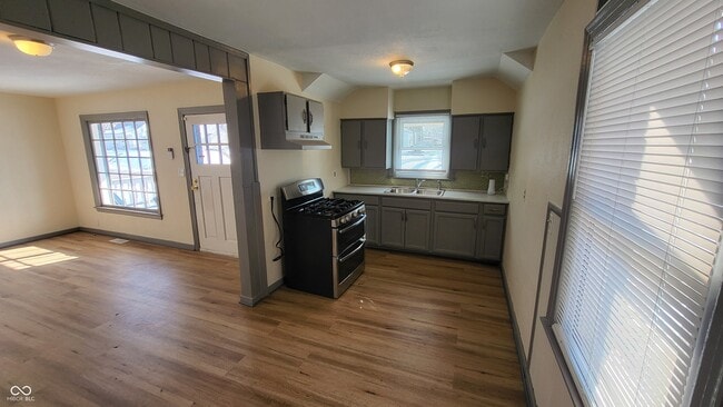 Photo - 1604 W 11th St