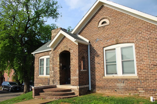 Building Photo - 8BR/6BA Fort Sanders Home Near UTK | Avail...