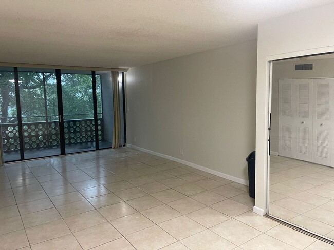 Building Photo - 1Bed/1.5 Bath Unit Inverrary Condos LLC