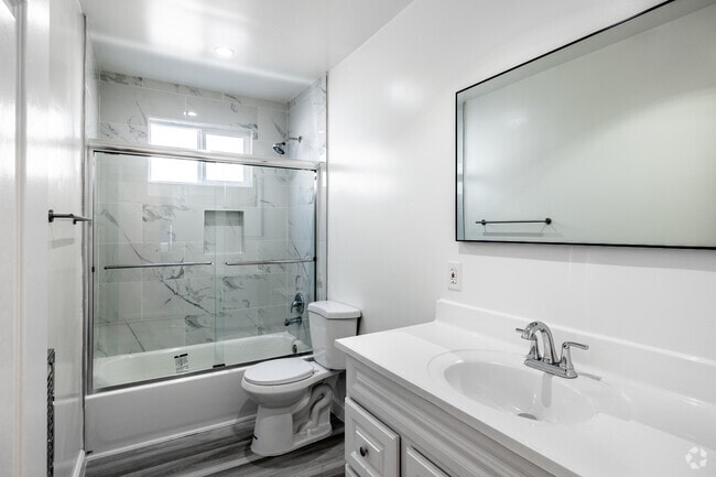 2BR, 2BA - 1,000SF - Second Bathroom