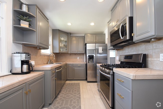 Building Photo - 5410 134th St Rental