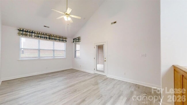 Photo - 6299 Pansy Trl