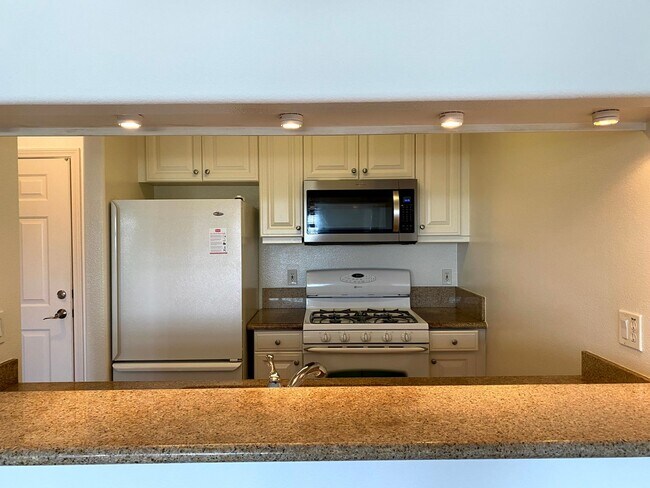 Photo - Serene 55+ Living in the Heart of Torrance | 2 Bed, 2 Bath Condo Unidad 411