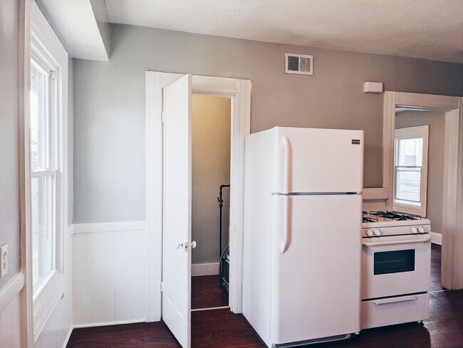 Kitchen - 2197 W 32nd St Unit 4