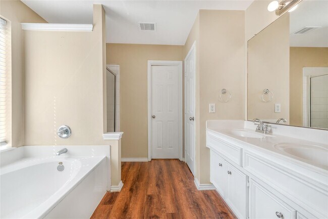 4926 Lake Gladewater Ct