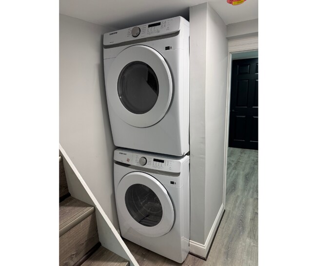 1927 Harlem Ave Unidad 2C  W/BATH $850 Available 2C