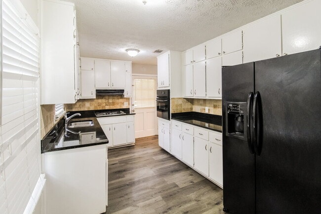 Photo - 188 Regal Dr NW