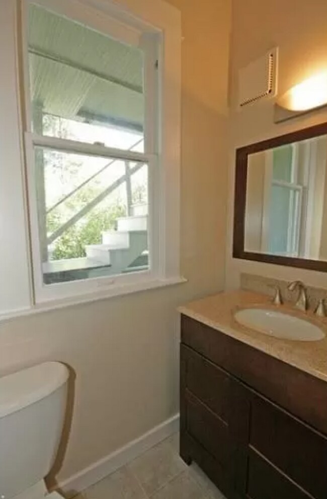 Montlake Duplex Apartment For Rent in Seattle, WA