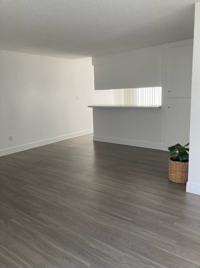 living room/ dining area - Beachside Apartments