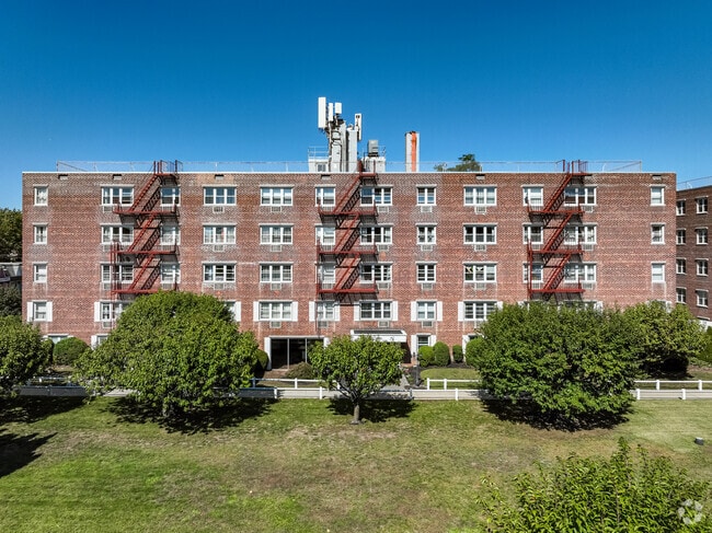 Maple Crest Apartments at Williston Park