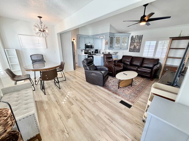 1150 W Red Hills Pkwy