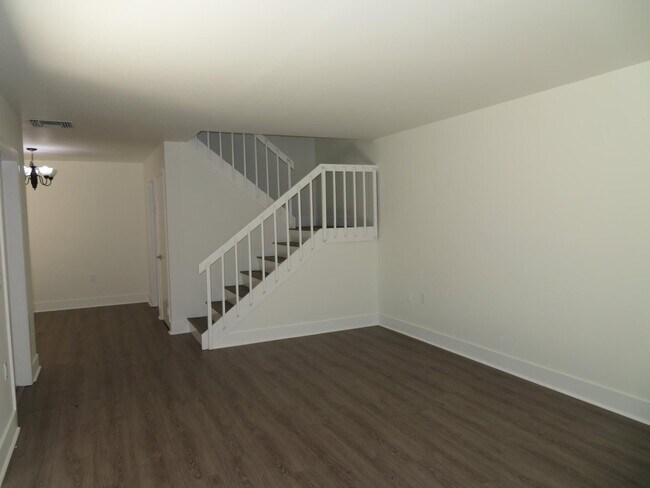 Photo - 1700 Embassy Dr
