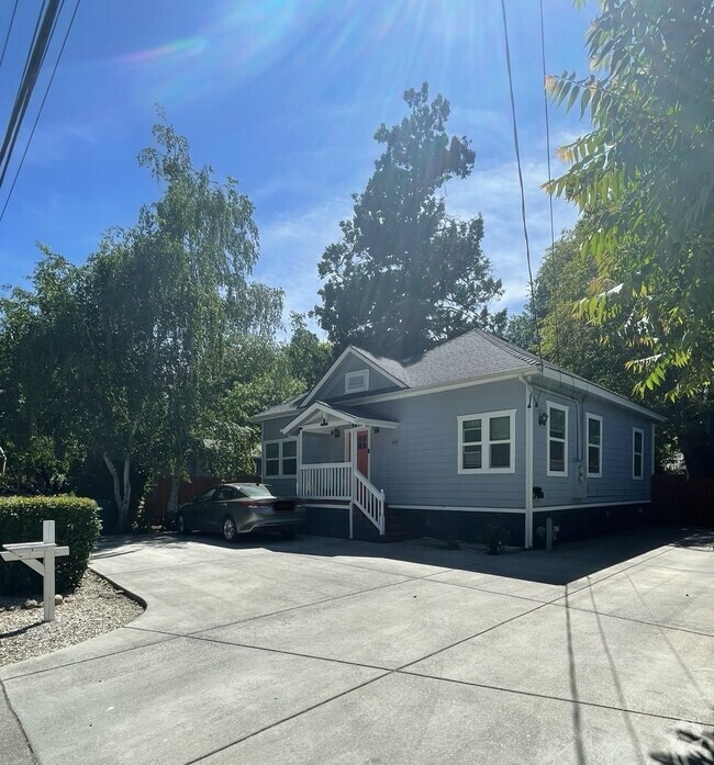 Building Photo - 631 Oak Lawn Ave Rental