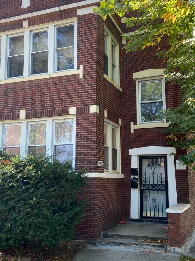 Beautiful 2 unit, 1 bath on quiet South Chicago block - 8400 S Oglesby Ave Unit Apartment 1