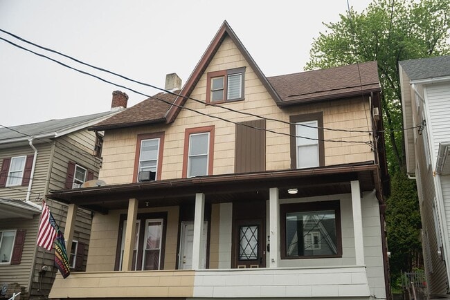 Building Photo - Spacious 5 Bedroom, 2 bathroom Home in Slatington!