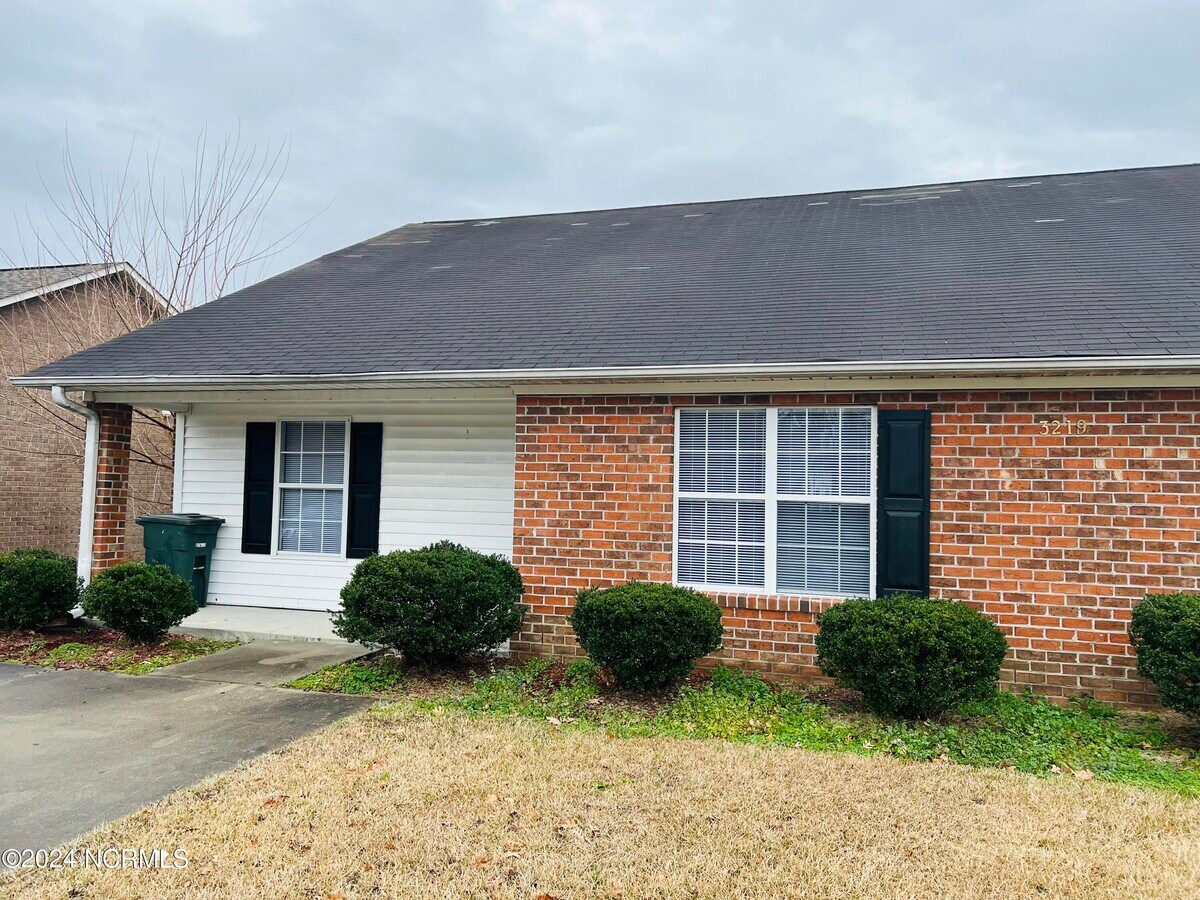 3219 Moseley Dr Townhome Townhome Rental in Greenville NC