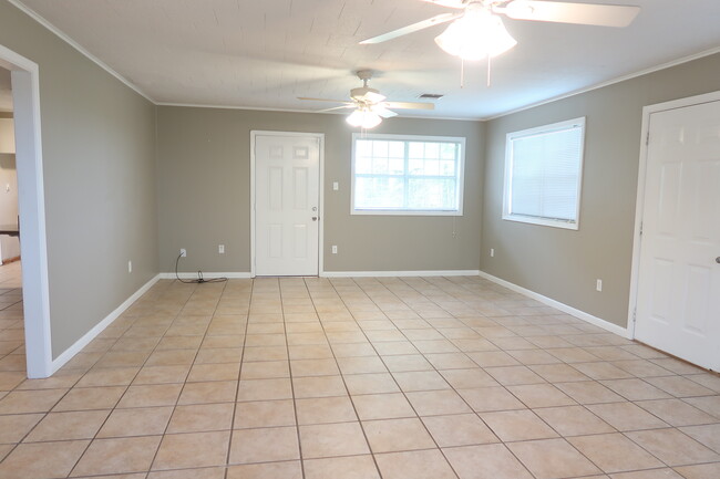 Sala de estar acristalada - 1038 Old Sterlington Rd
