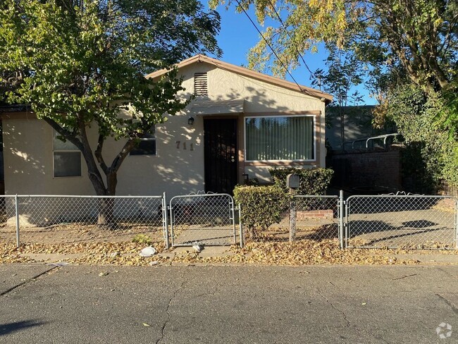 Building Photo - 1 bedroom 1 bath 900 sq ft home located in...