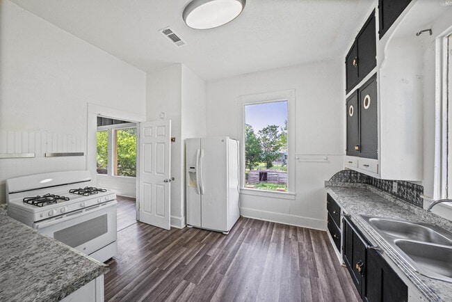 Photo - 433 Davilla St